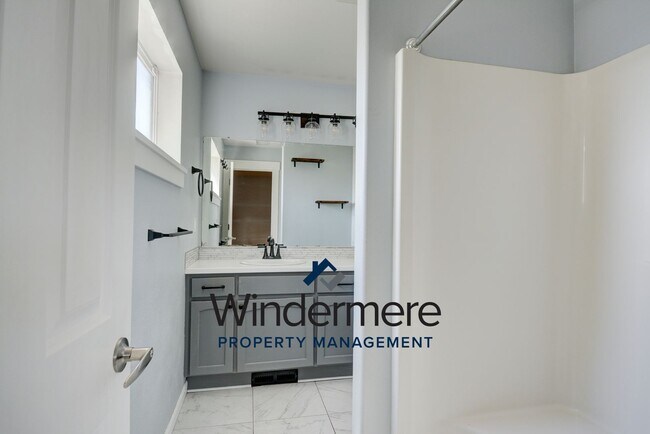 Building Photo - Modern 4 bed 2.5 Bath Home