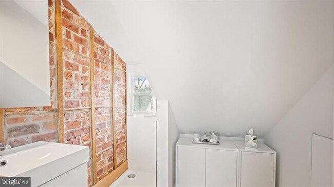 Building Photo - 28 Bank St