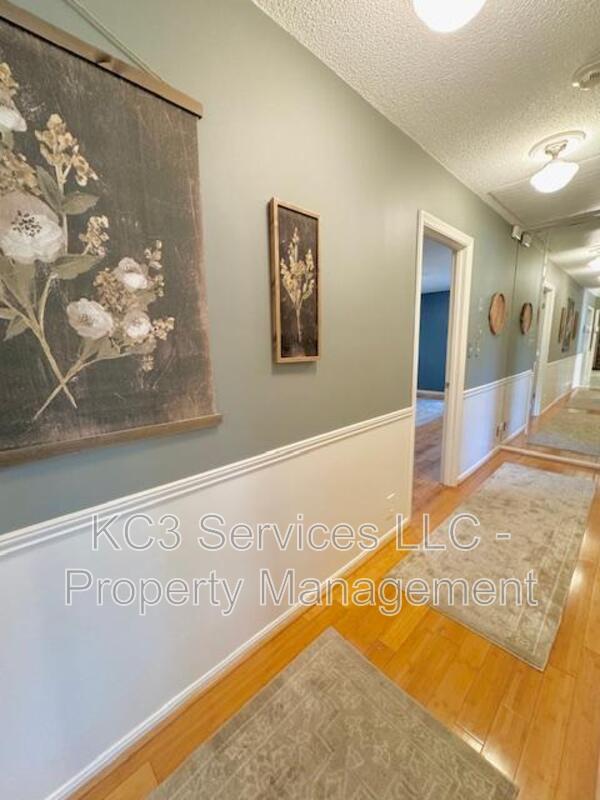 Building Photo - 615 E 101st Ter