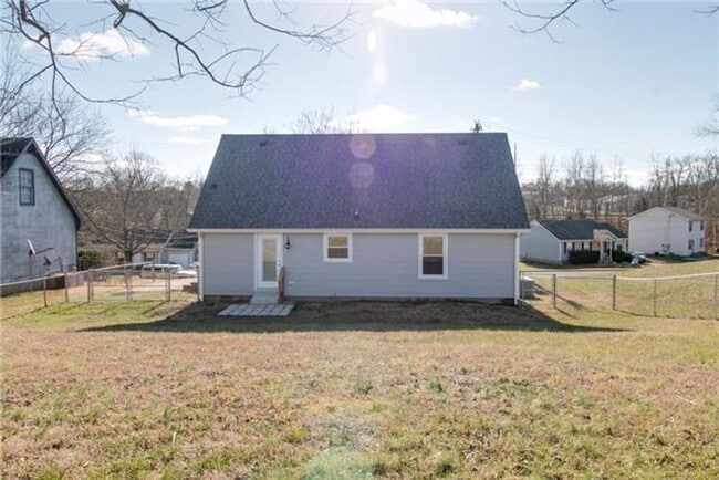 Building Photo - For Rent – Spacious 4 Bedroom Home Near Fo...