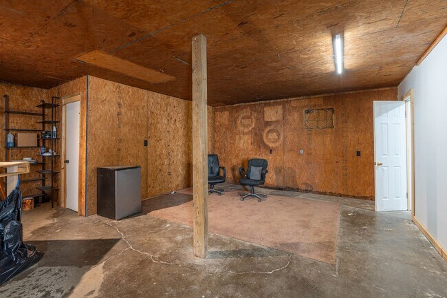 Building Photo - Country home equipped for on-site business!