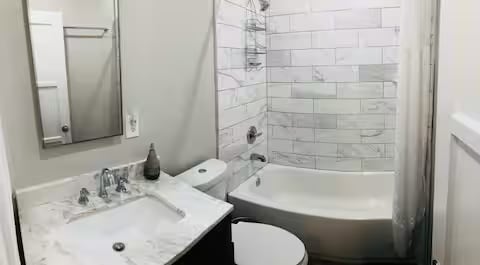 Bath 2 - 11456 Mclaren St