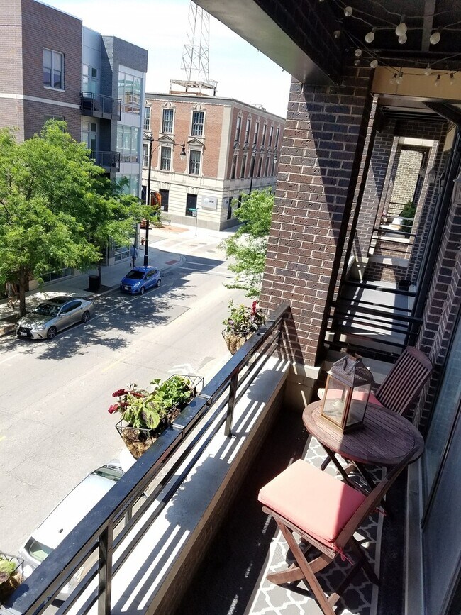 Building Photo - 5053 N Clark St