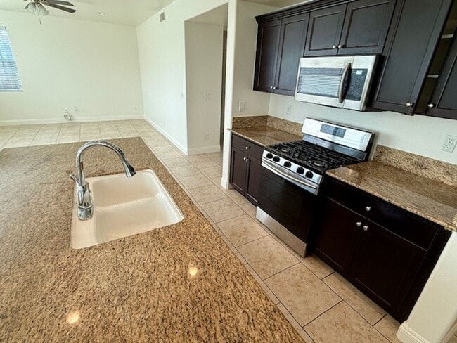 Building Photo - Beautiful Spacious 5 Bedroom Home located ...