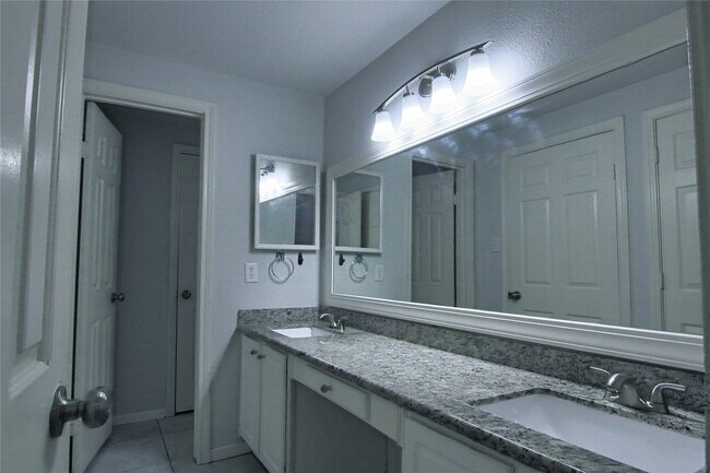 Building Photo - 2255 Braeswood Park Dr