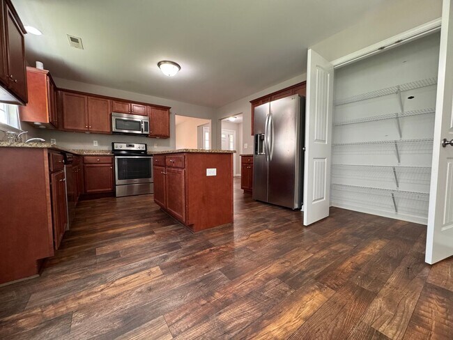 Building Photo - 5BR 3BA Home with Screened Porch