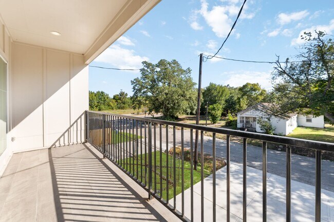 Building Photo - Space, Style & Convenience in Houston