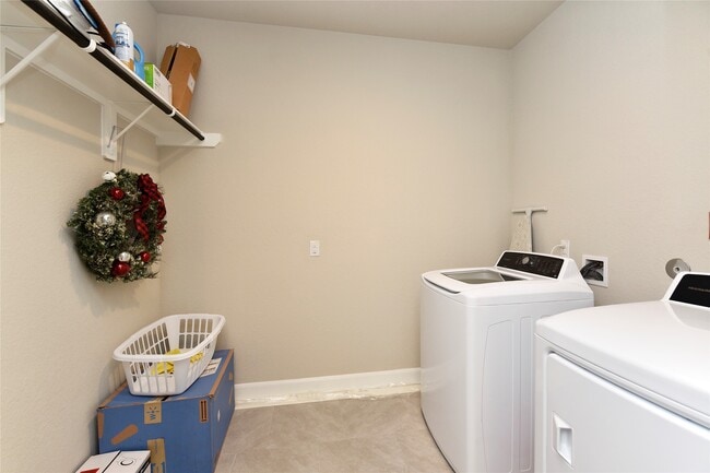 Building Photo - 5835 Euclid Loop