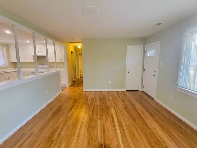Building Photo - Renovated brick rancher in Southside.