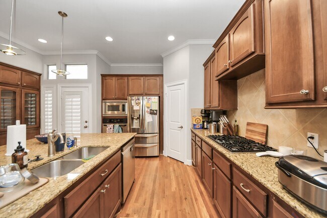 Building Photo - 584 Bomar St