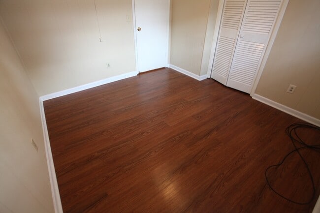 Building Photo - Charming 3BR/1BA Duplex in Convenient Location
