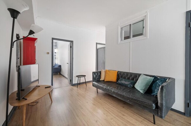 Building Photo - 301 W 31st St