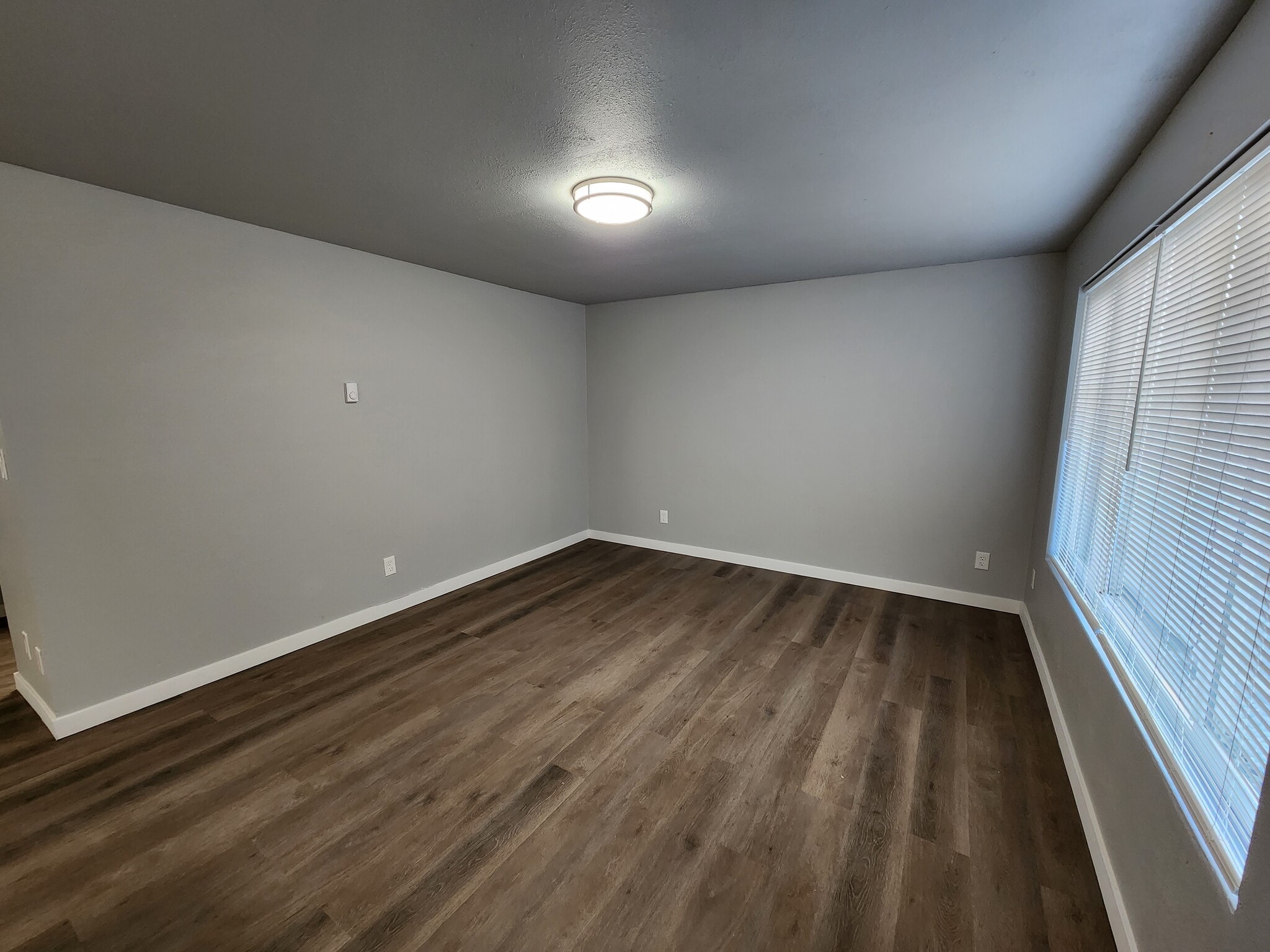 Building Photo - 819 E 2nd St