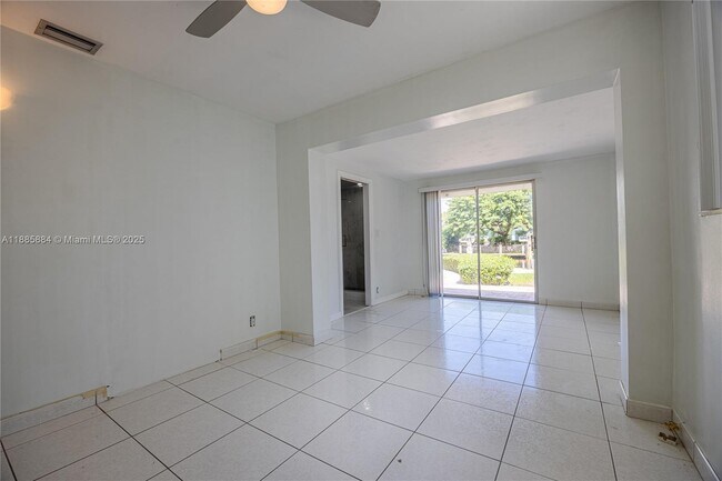 Building Photo - 2531 NE 47th St
