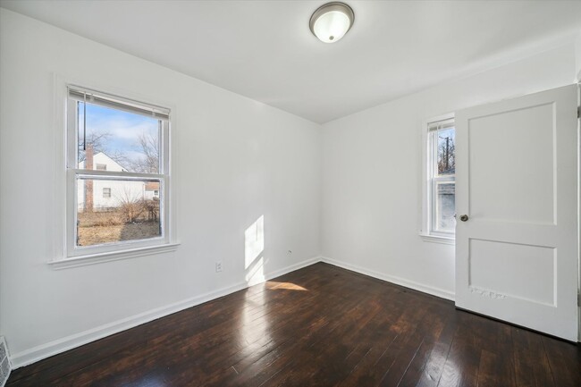 Building Photo - 3 Bedroom Bungalow - West Side