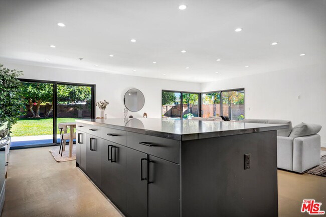 Building Photo - 6236 Sale Ave