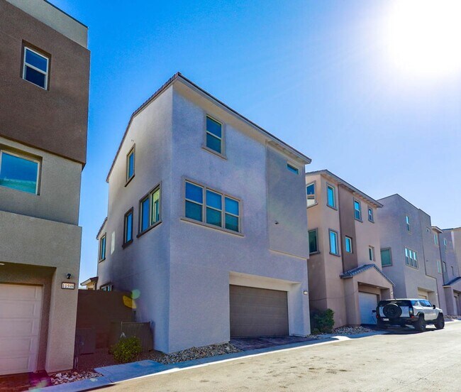 Building Photo - Summerlin Beauty With Bed and Bath On 1st Floor