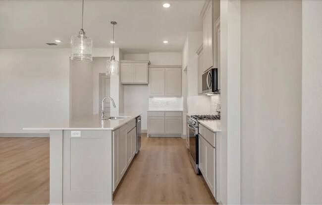 Building Photo - 382 Mary Cir