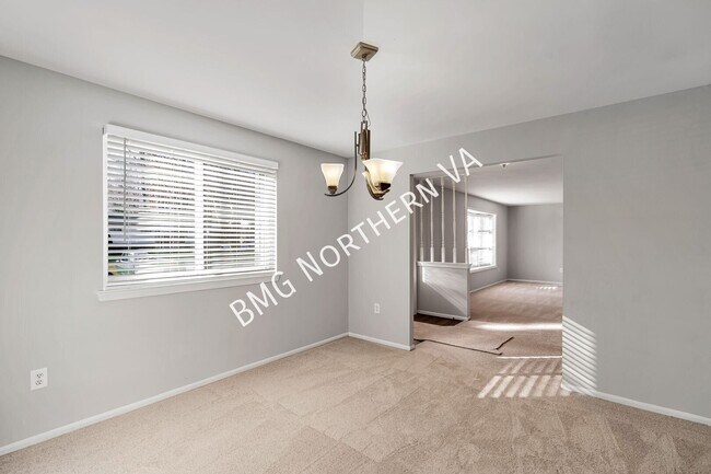 Building Photo - 5207 Gainsborough Dr