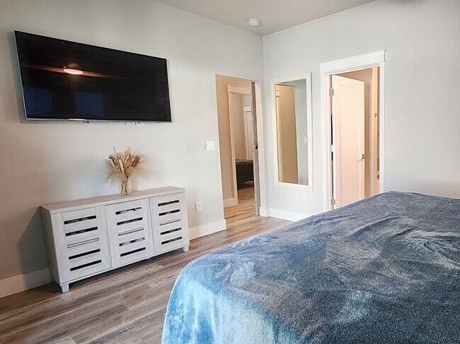 Building Photo - Home Sweet Home! Won't last long!