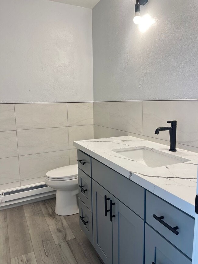 Building Photo - 2 Bedroom, 2 Bathroom + Den Ballard Duplex!