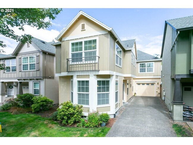 Building Photo - Beautiful 3 bedroom Home with Large Living...