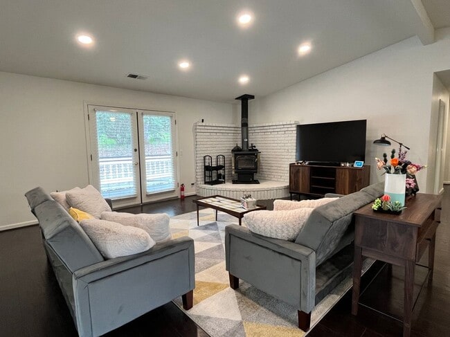 Building Photo - 3685 Fairway Dr