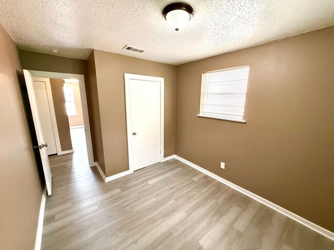 Building Photo - AVAILABLE NOW! 2 Bedroom / 1 Bath Duplex Near Brooks City Base!