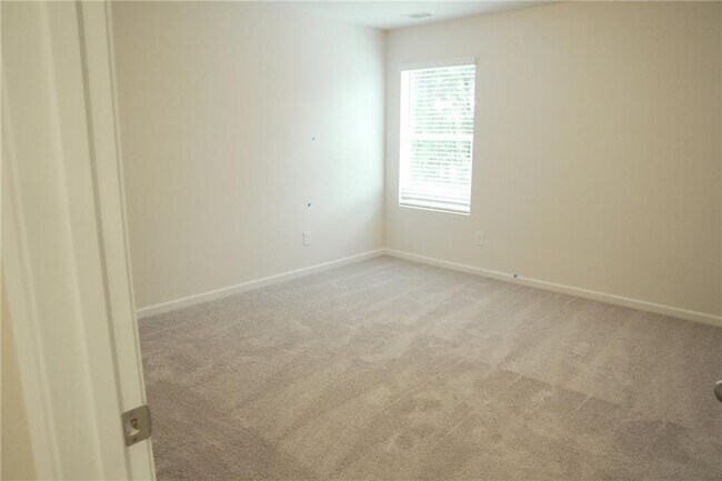 Building Photo - 79 Pineview Dr