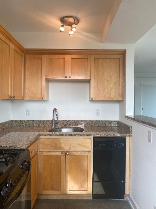 Building Photo - Beautiful apartment in Goose Hallow- Prime...