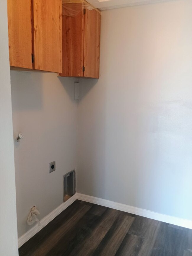 Building Photo - 2 bed 2 bathroom duplex Completely UPDATED!!!