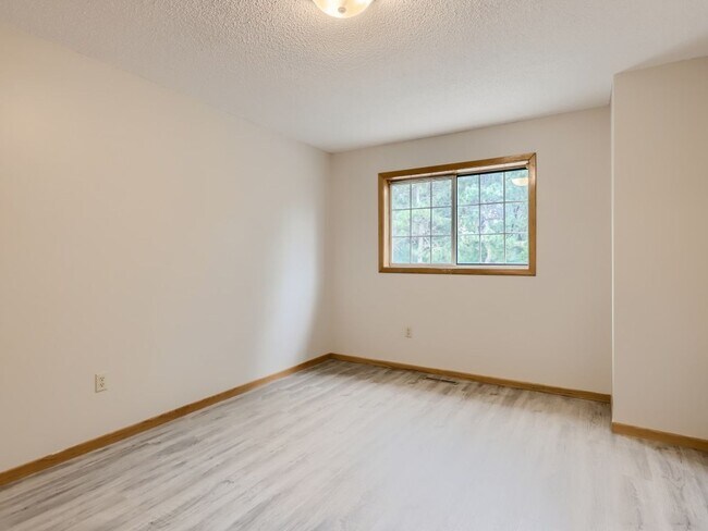 Building Photo - Blaine Townhome