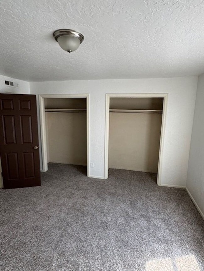 Building Photo - 2 Bedroom Duplex Central Norman