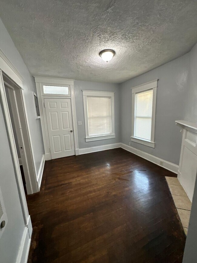 Building Photo - Fully Renovated 2/1 Single Family Ready to Move In!!!