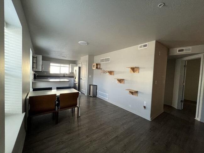 Building Photo - 2 Bedroom Pet Friendly Unit for Rent in Provo