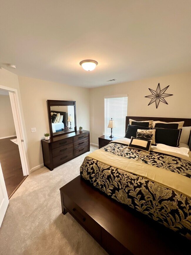 Building Photo - Stunning well kept 4 bed/ 3 bath home!