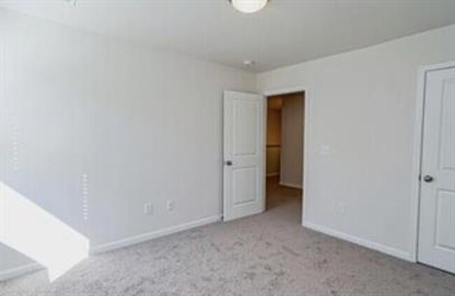 Building Photo - Spacious 3/2.5 Townhome Available February...