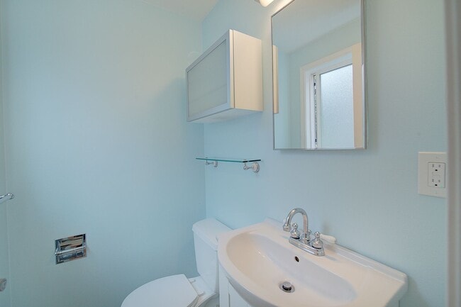 Building Photo - 3bd/1.5ba Mercer Island Home