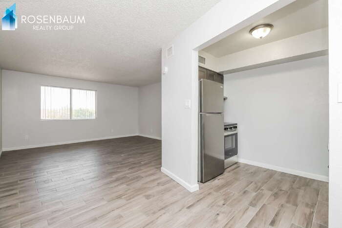 Building Photo - 1050 W University Dr