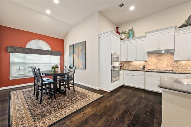 Building Photo - 205 Lake Como Dr
