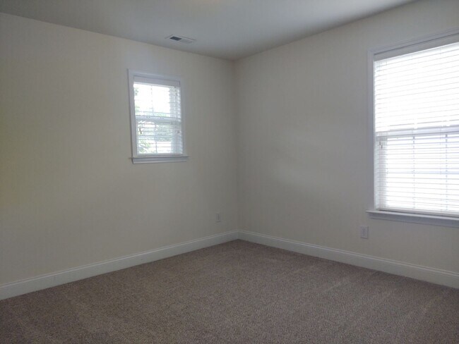 Building Photo - Beautiful Home located in the Hamilton Lak...
