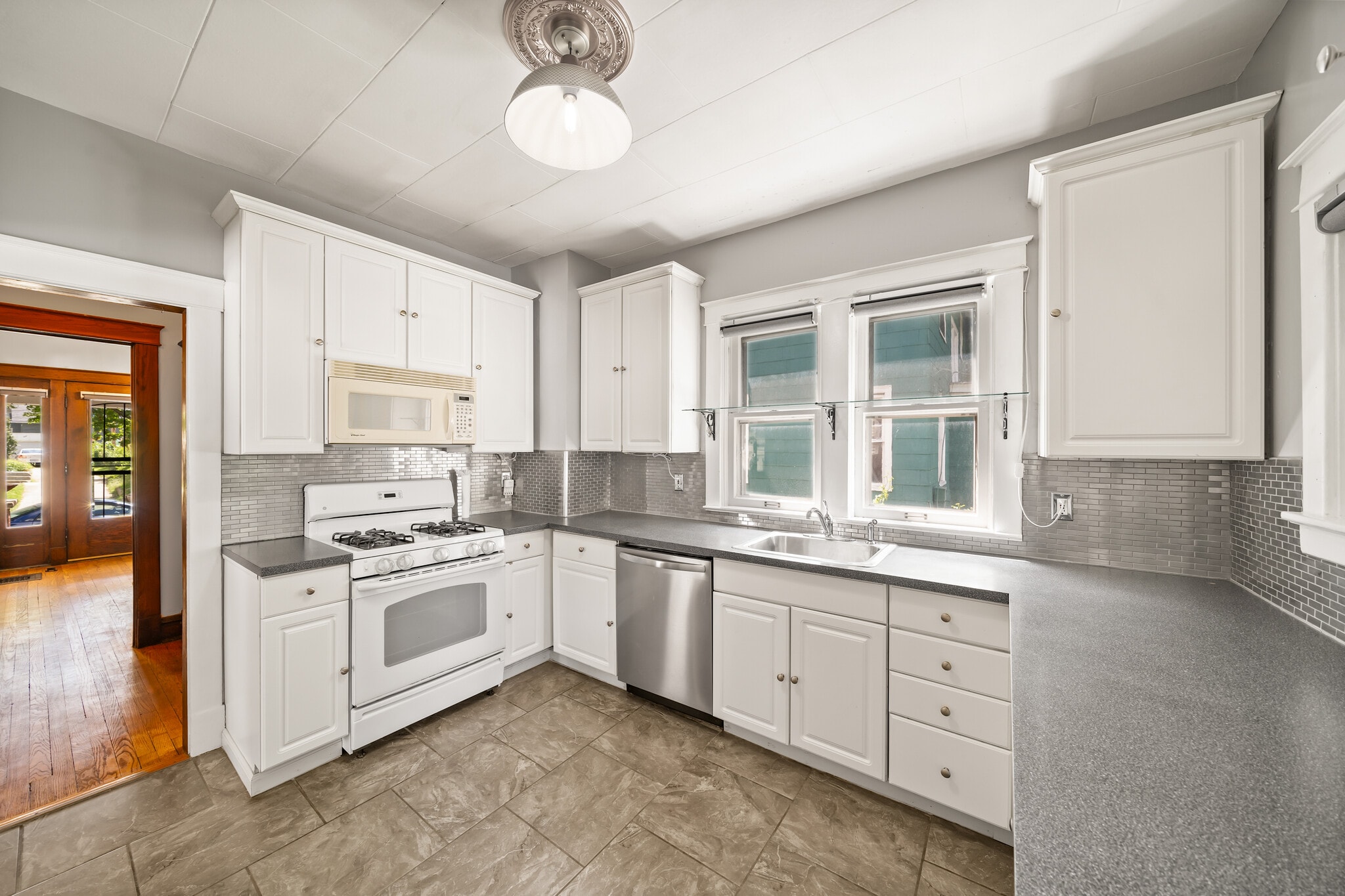 Building Photo - 834 W 39th Ter