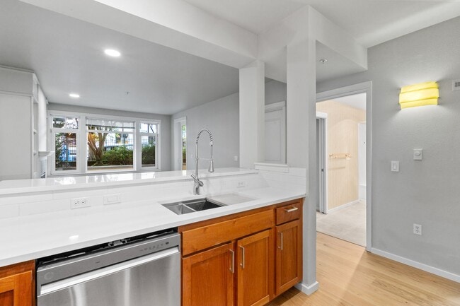 Building Photo - 1Bd/1Ba Kirkland Condo