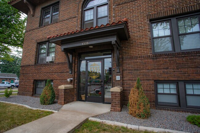 Building Photo - Summit View Apartments