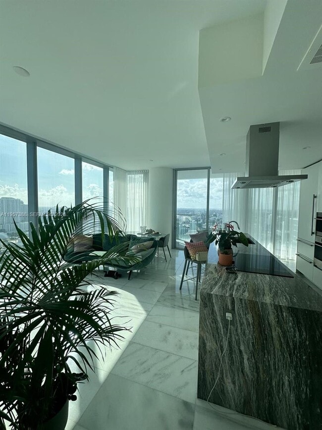 Building Photo - 700 NE 26th Terrace