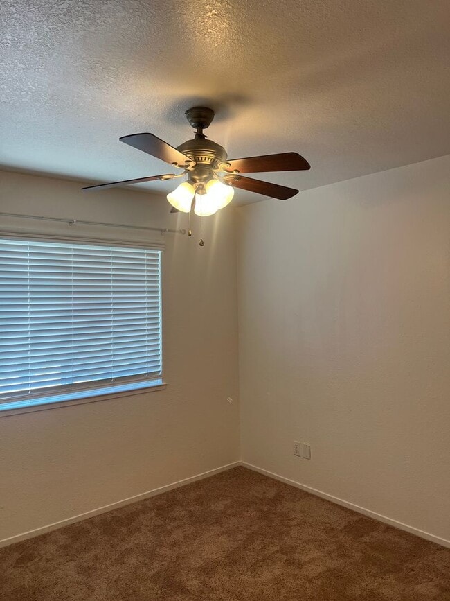 Building Photo - NICE 3 BEDROOM, 2.5 TOWNHOUSE W/ 2 CAR GAR...