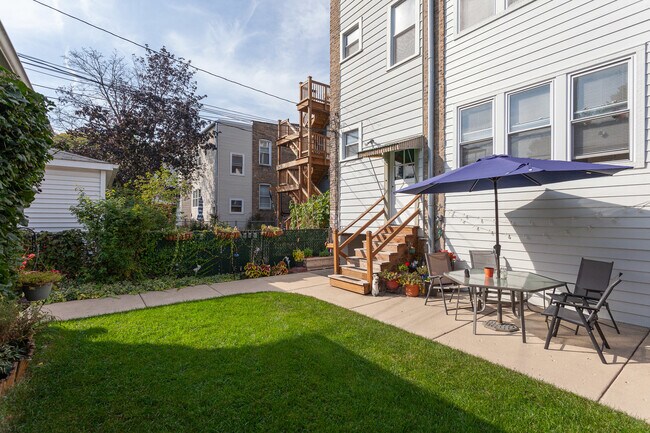 Building Photo - 1451 W Berwyn Ave
