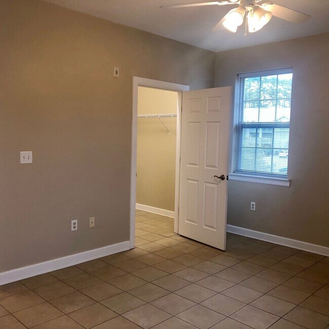 Building Photo - Beautiful One Bedroom Apartment in Fort Walton Beach!