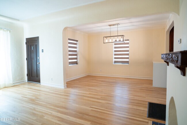 Building Photo - 1211 Mesita Dr