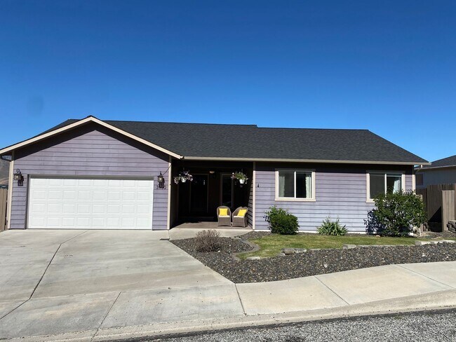 Building Photo - 3950 NE Vista del Rey Dr